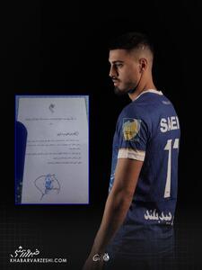 ستاره استقلال ۱۰ زندانی را آزاد کرد +عکس - پارس فوتبال