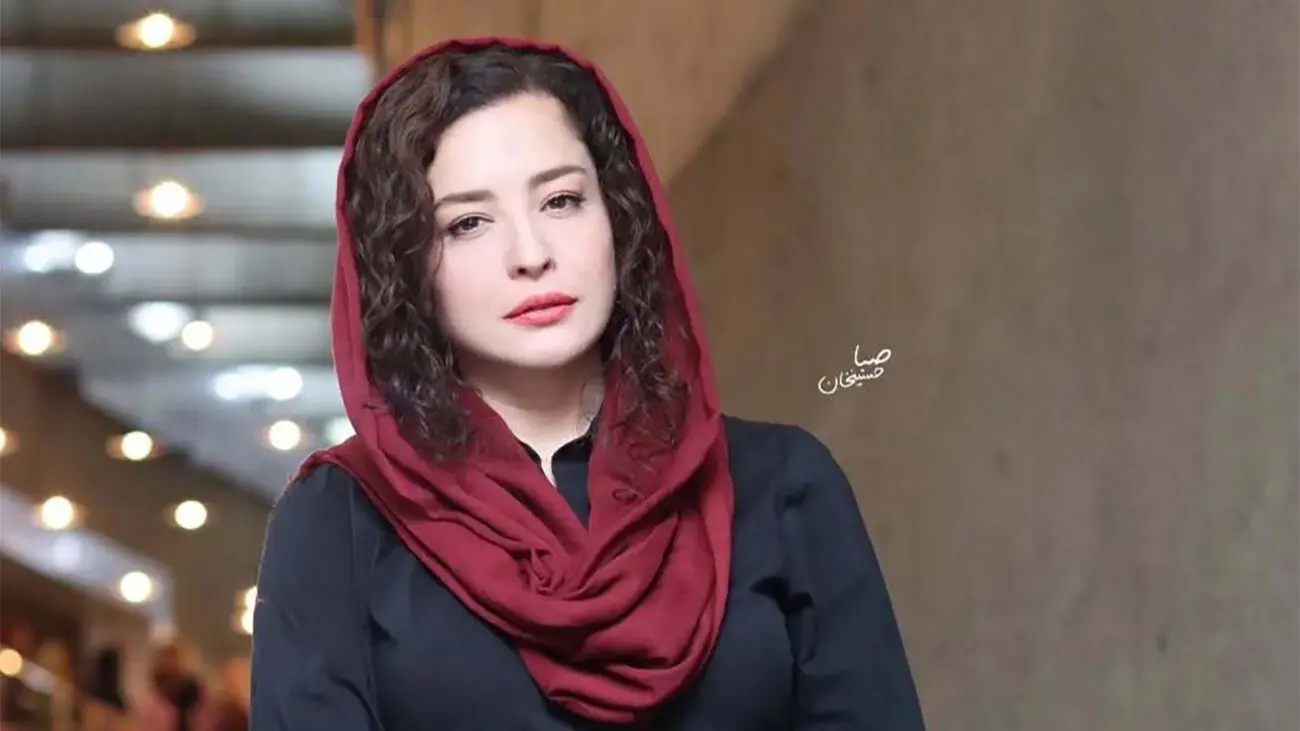  سفر در زمان/ عکس تیپ و ژست خاص «مهراوه شریفی‌نیا» روی صحنه تئاتر؛ سال 98