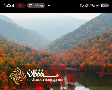 درختان قرمز رنگ درون دریاچه