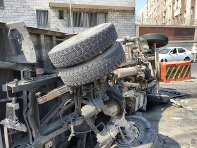 تصادف زنجیرهای ۱۲ خودرو در بزرگراه یادگار امام؛ ۵ نفر مصدوم شدند + تصاویر