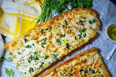 طرز تهیه نان سیر ترد و خوشمزه با نان باگت