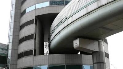 این بزرگراه ژاپنی از وسط یک ساختمان ۱۶ طبقه عبور میکند؛ داستان عجیب Gate Tower اوساکا