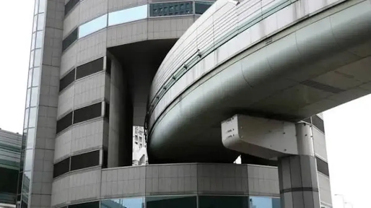 این بزرگراه ژاپنی از وسط یک ساختمان ۱۶ طبقه عبور میکند؛ داستان عجیب Gate Tower اوساکا