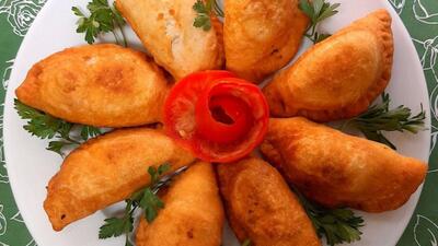  طرز تهیه قطاب گوشتی؛ غذای ترد و خوشمزه ای که همه عاشقش می شوند!