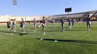  گرم کردن بازیکنان فرد البرز و مس کرمان پیش از دیدار دو تیم