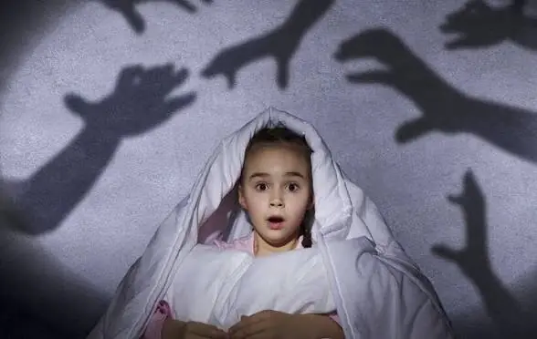  ترس کودکان از اشتباه؛ وقتی سرزنش و کمال‌گرایی جرأت تجربه کردن را می‌گیرد