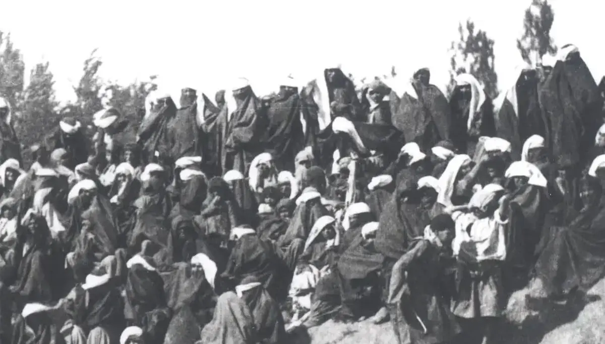  سفر در زمان؛ زن‌های بروجردی در خاکریز خندق در انتظار کاروان ناصرالدین شاه؛ 135 سال قبل
