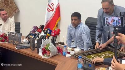 ویدیو| علیرضا دبیر شمع تولد ۵۰ سالگی را فوت کرد