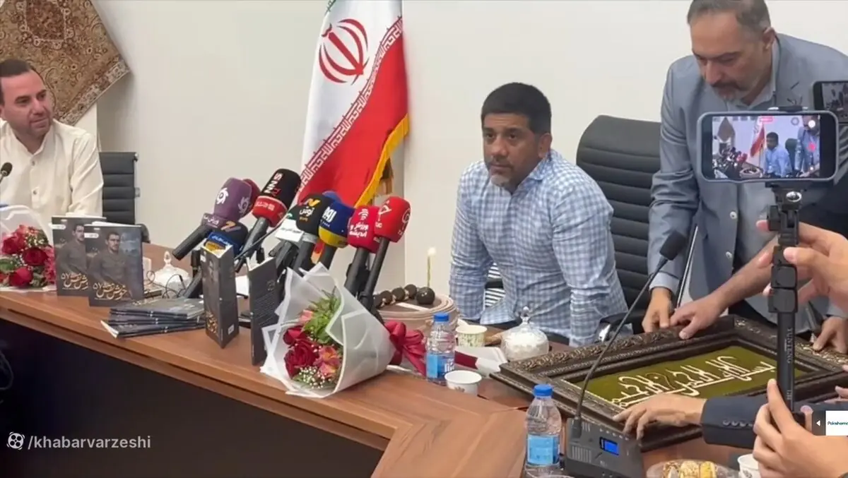  ویدیو| علیرضا دبیر شمع تولد ۵۰ سالگی را فوت کرد