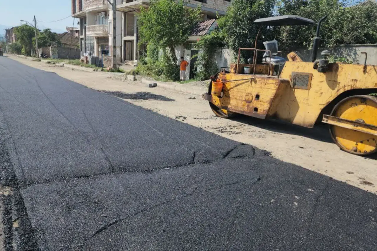 آغاز عملیات روکش آسفالت روستای باغچهسرا آستارا پس از ۱۷ سال انتظار