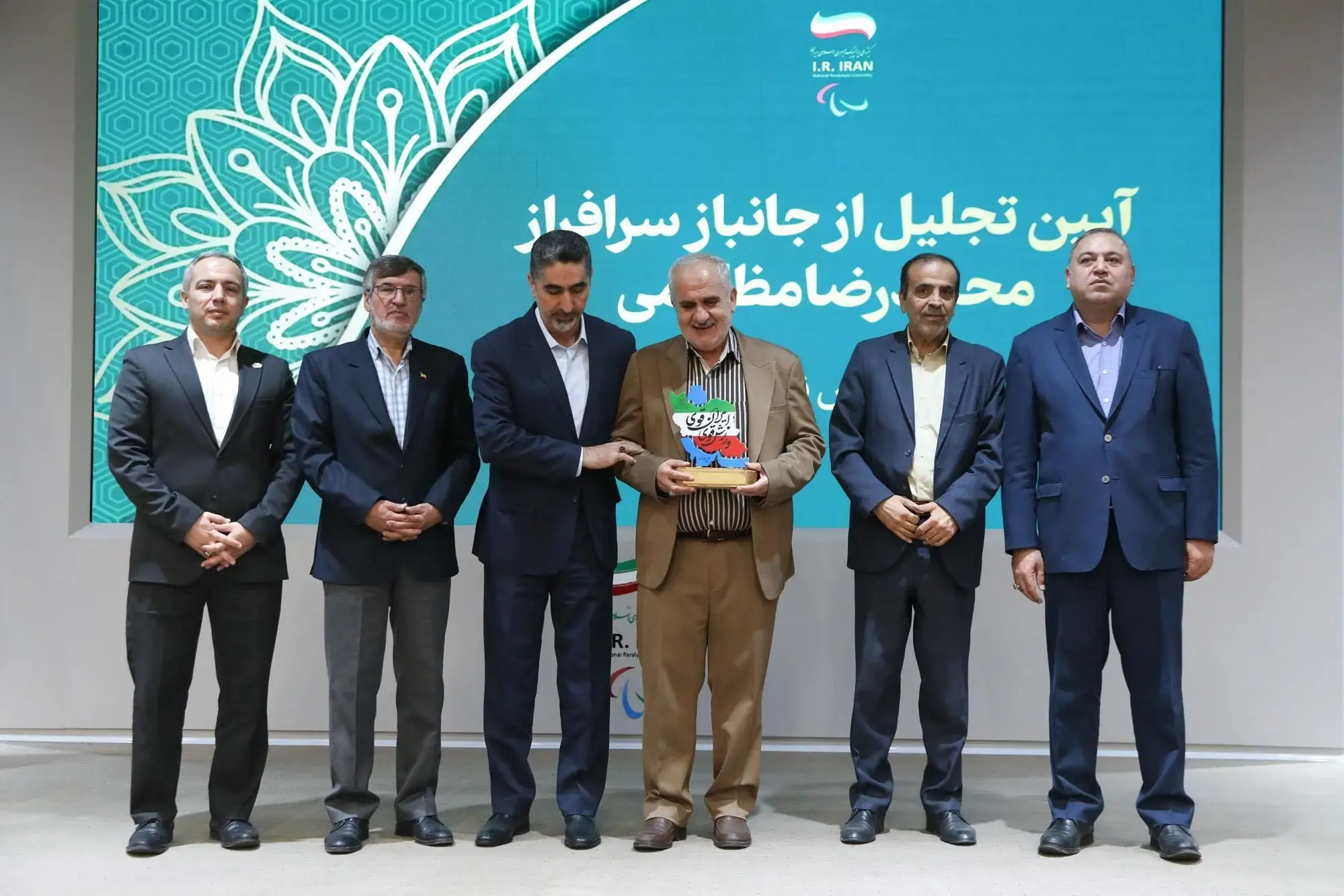 تصاویری از آیین تجلیل از محمد مظلومی چهره ماندگار ورزش نابینایان و کم بینایان - پارس فوتبال