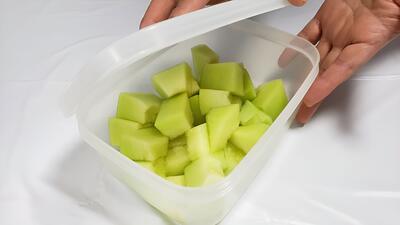 چطور طالبی برش خورده را تازه نگه داریم؟ فوت و فن مهم برای یخچال