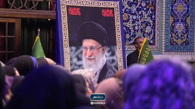  حضور زائران در رواق دارالذکر حرم رضوی برای زیارت مزار رهبر شهید انقلاب + فیلم