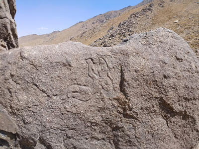 سنگنگاره تاریخی کوه یخچال همدان سالم است