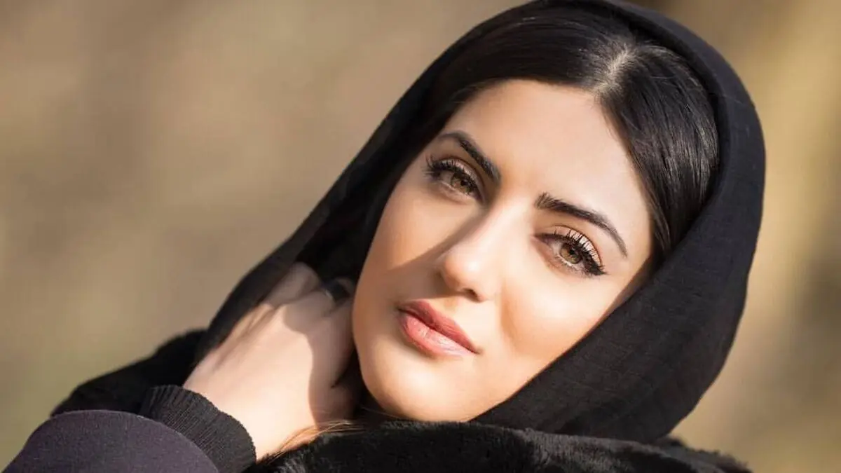 دکوراسیون اروپایی خانه هلیا امامی بازیگر سریال اکسیر / ست فندقی مبلمان و پرده ها چشم ها را گرفت