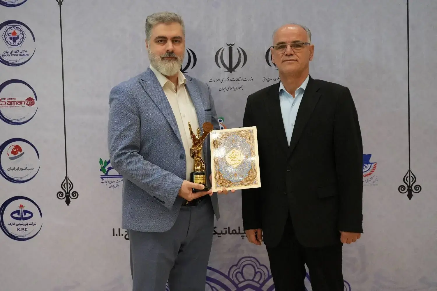  در دهمین اجلاس سراسری رضایتمندی مشتری، تندیس زرین اعتماد مشتری به بیمه دی رسید