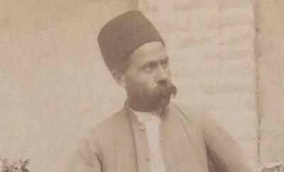 ژست مرد قاجاری در کنار دو دختر نوجوانش؛ 145 سال قبل