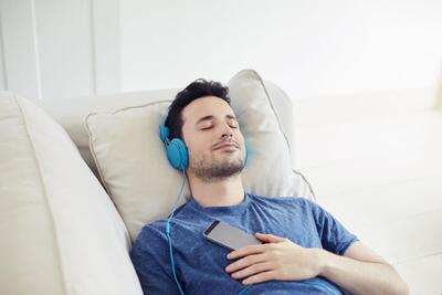 موسیقی چگونه مغز را آرام میکند و استرس را کاهش میدهد؟