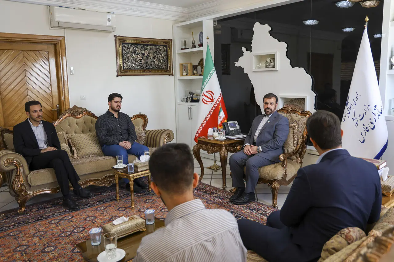 جوانگرایی و استفاده از ظرفیت دانشگاهیان و دانشجویان، راهبرد مدیریت استان فارس است