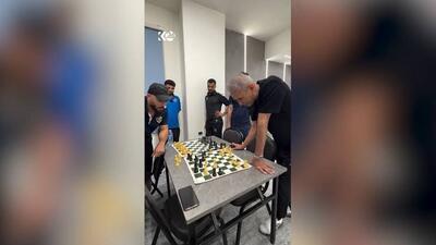  ببینید | بازی شطرنج یحیی گل‌محمدی با دستیارش پیش از نشست خبری