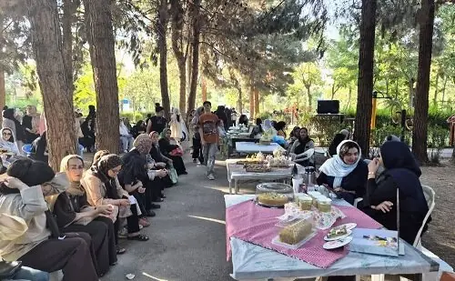 جشنواره کیک و شیرینی با طعم پسته در بوئینزهرا برگزار شد