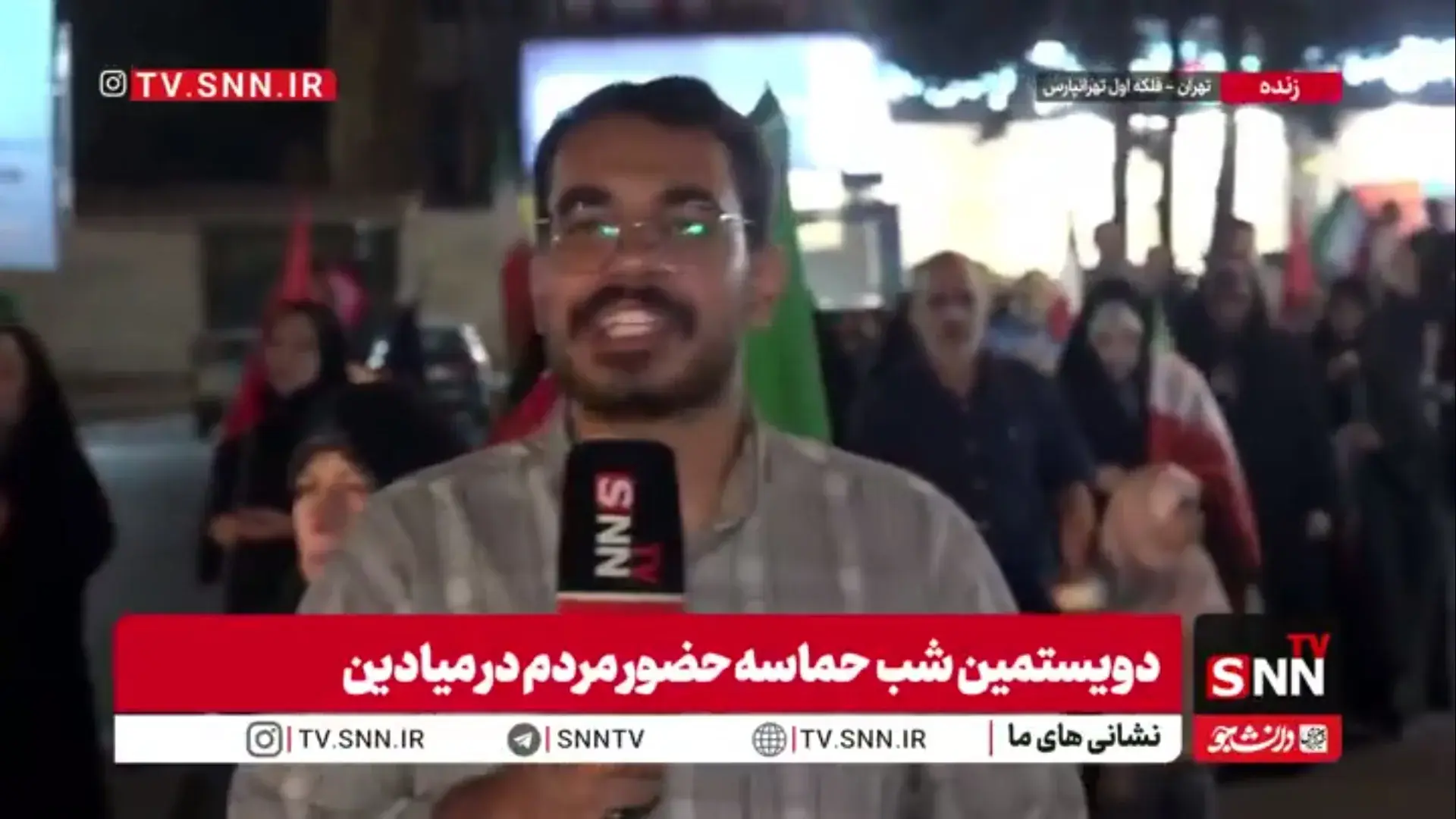 اینجا فلکه اول تهرانپارس است؛ ساعت از ۱۲ بامداد دارد میگذرد و مردمی که هنوز عاشقانه و خالصانه اینجا حاضر هستند