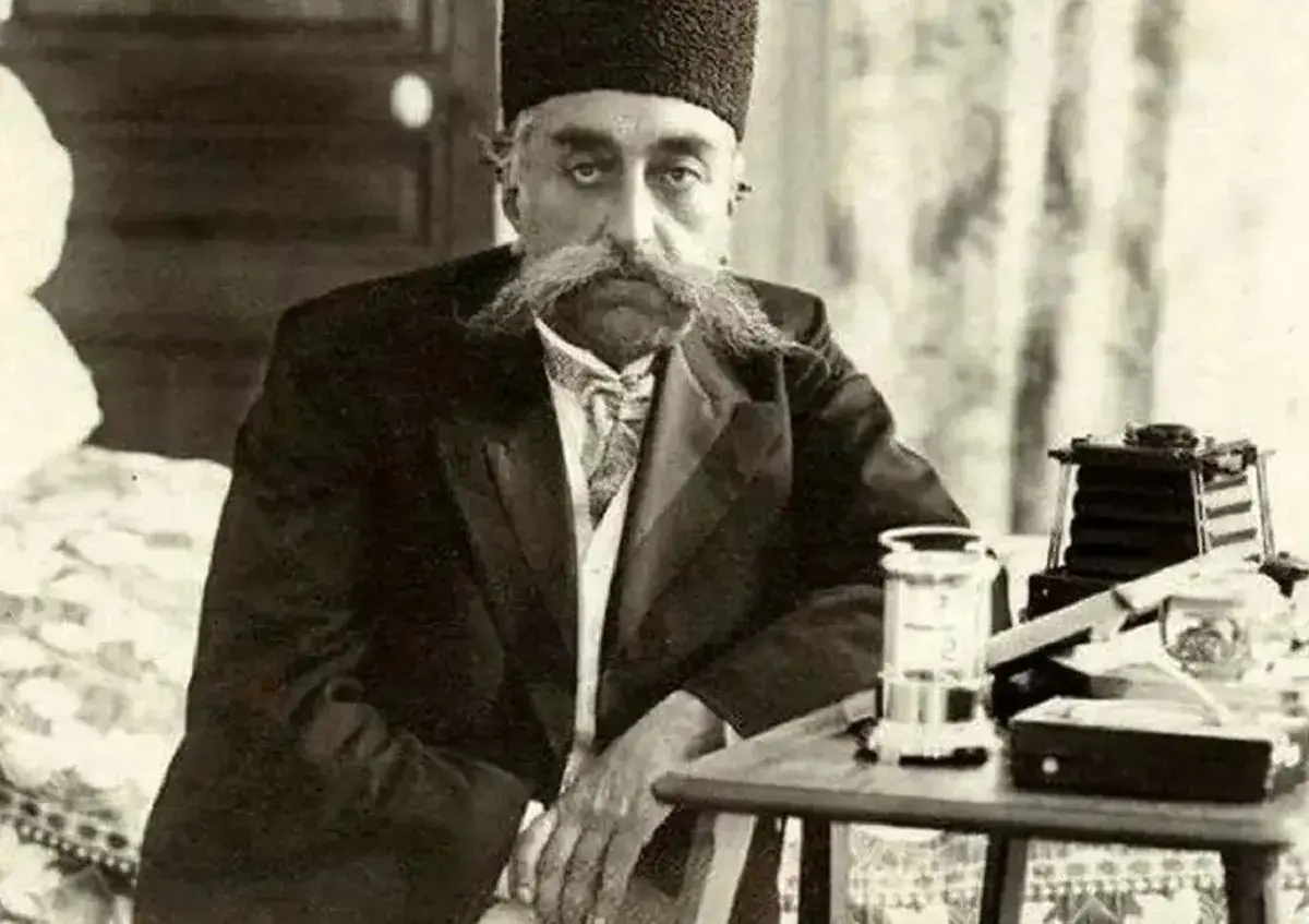 مظفرالدین شاه قاجار پشت پنجرۀ هتل اینترناسیونال در فرانسه؛ 124 سال قبل (عکس)