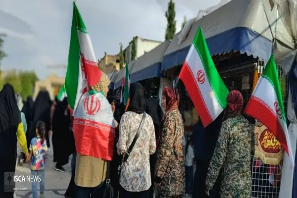 همقدم در شادی، همشانه در دفاع