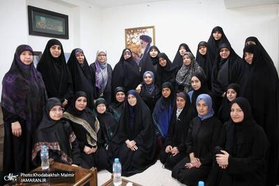  دکتر فاطمه طباطبایی: در نگاه امام، زندگی خوبِ دنیایی، زندگی خوبِ آخرتی ما را تأمین می‌کند/ وقتی درون انسان پر از کینه و آشوب باشد اعتدال وجود ندارد/ امام خمینی قدرت مطلق را می دید برای همین می‌گوید «آمریکا هیچ غلطی نمی‌تواند بکند»