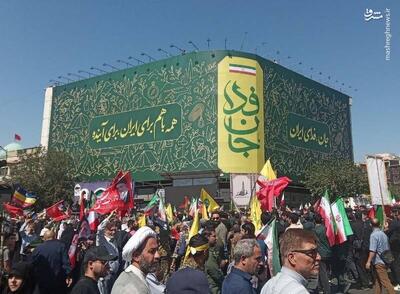  عکس/ رونمایی از دیوارنگاره جدید میدان انقلاب