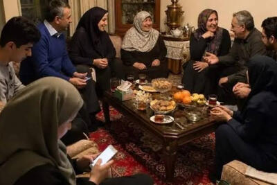  موبایل در دورهمی خانوادگی چه بلایی سر روابط می‌آورد؟