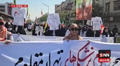  حضور دانشجویان علوم‌پزشکی با عکس‌های هم کلاسی‌های شهیدشان در رزمایش جان‌فدا + فیلم