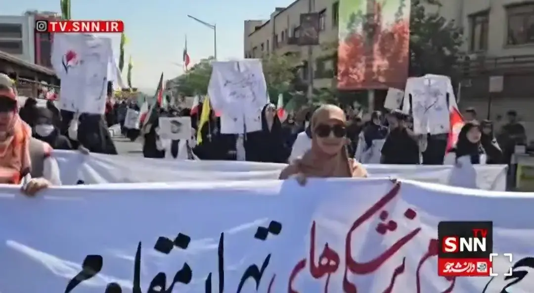 حضور دانشجویان علومپزشکی با عکسهای هم کلاسیهای شهیدشان در رزمایش جانفدا + فیلم