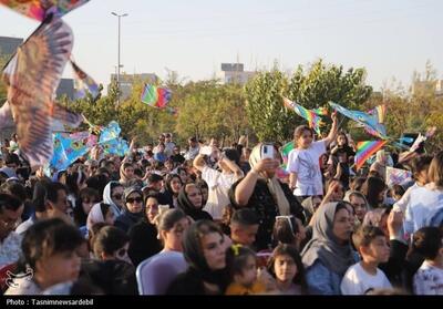 جشنواره بادبادک ها؛ آسمان بام همدان در دستان کودکان - تسنیم