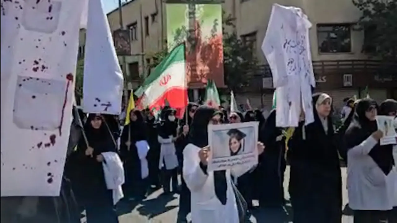 حضور دانشجویان علوم پزشکی با تصاویر همکلاسیهای شهیدشان در رزمایش «جانفدا» + فیلم