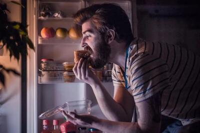علت میل شدید به خوردن تنقلات در شب و فرمول ۴ مرحلهای برای کنترل آن