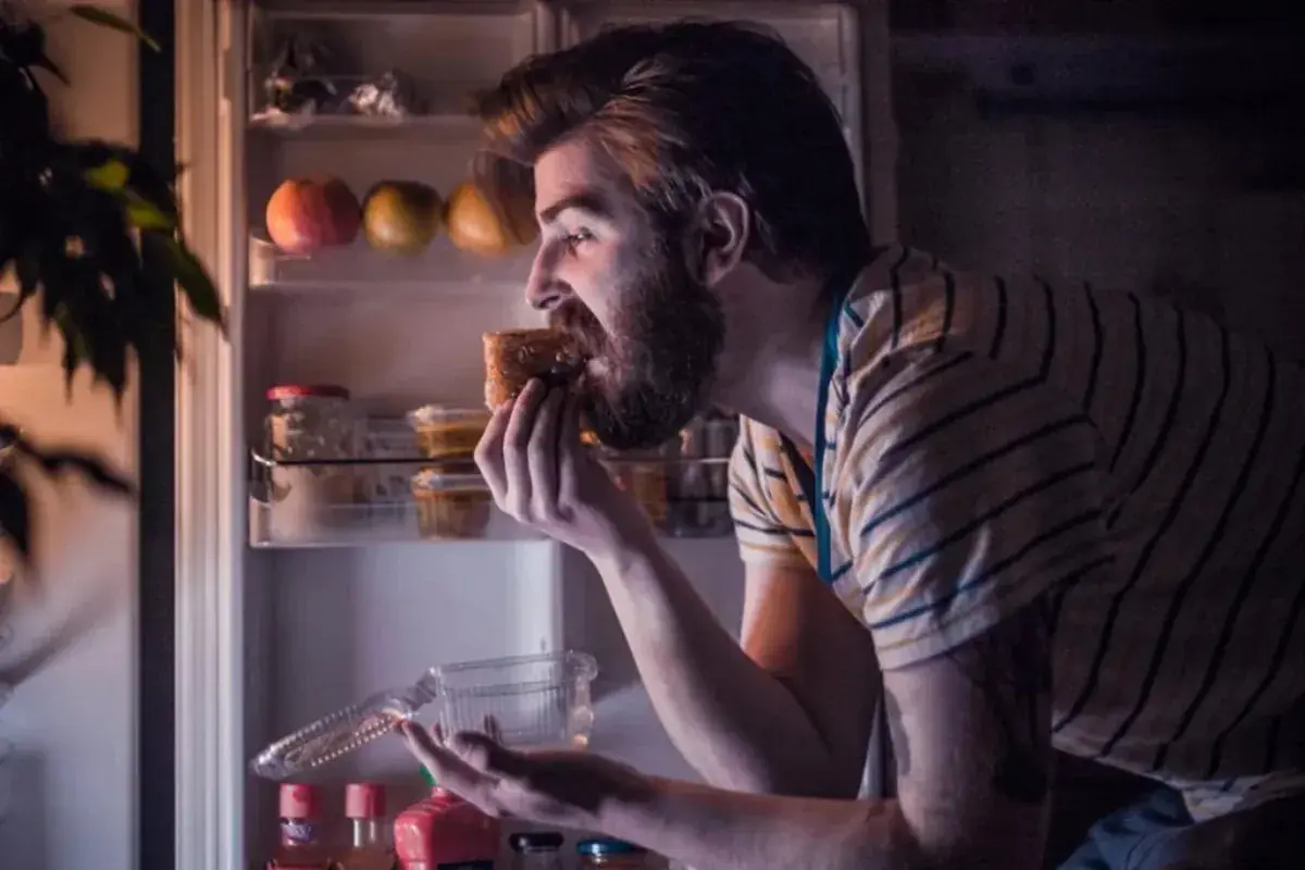  علت میل شدید به خوردن تنقلات در شب و فرمول ۴ مرحله‌ای برای کنترل آن