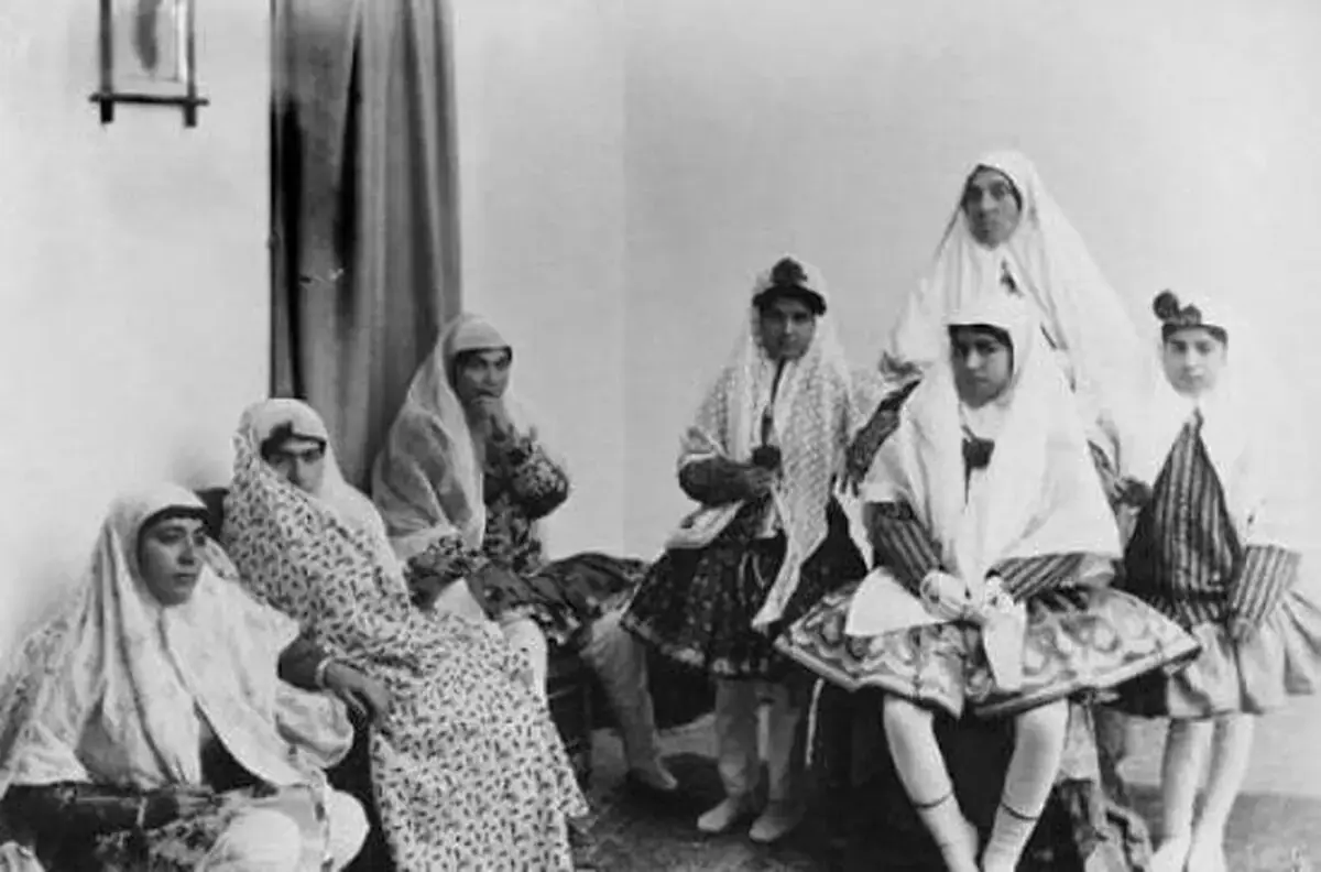 سفر در زمان؛ تصویری از سه دختر ایرانی با لباسهای خانگی در دوران ناصرالدین شاه