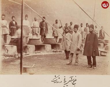 آشپزهای دربار ناصرالدینشاه در حال هم زدن آش در شهرستانک / عکس