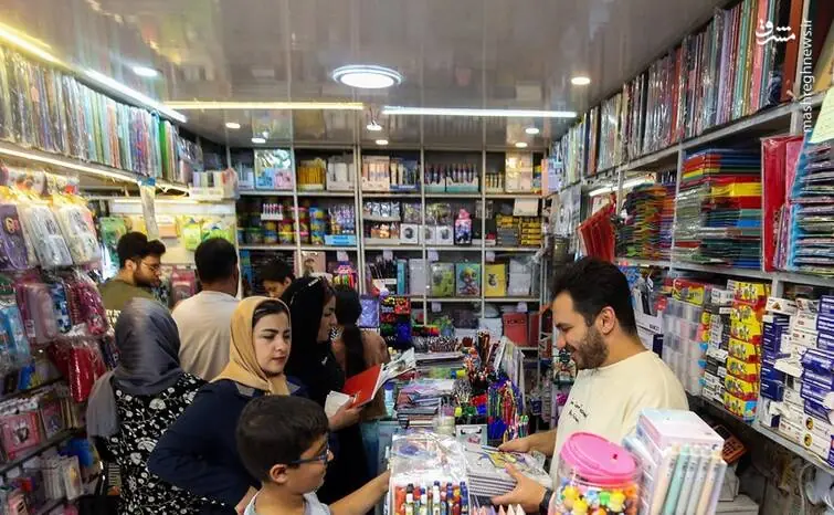 عکس/ بازار فروش لوازم التحریر در آستانه آغاز سال تحصیلی در همدان