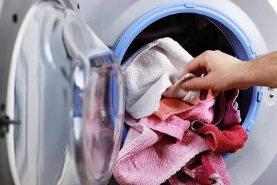  چرا لباس‌ها بعد از شست‌وشو بوی بد می‌دهند؟ دلایل و راهکارهای ساده