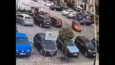 فیلم / حادثهآفرینی زن ۷۸ ساله هنگام پارک کردن خودرو