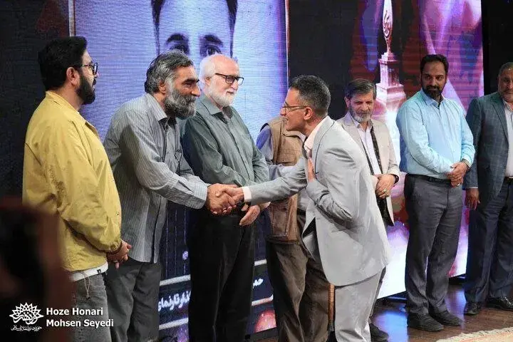 اعطای نشان ملی پارسیجان به بنیانگذار گنجور
