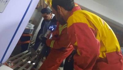  آتش‌نشانان کرمانشاه کودک گرفتار در صندلی فلزی را نجات دادند | آخرین خبر