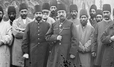  «ناصرالدین شاه» در کنار مجسمه برنزی اش؛ سال 1267(عکس)
