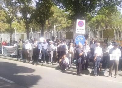  راهپیمایی بازنشستگان فولاد اصفهان در اعتراض به بلاتکلیفی بیمه‌ای و معیشتی