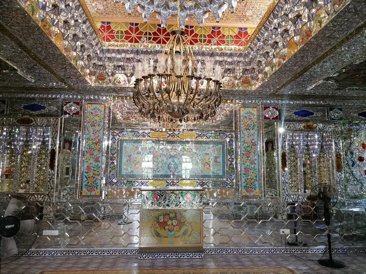 مهمانی رنگ و نور و آیینه در موزه گل و مرغ شیراز