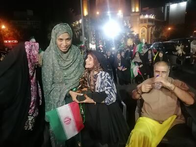 طنین حماسه «دریاقلی» در دویستمین شبِ میدان فلسطین/ وقتی مادری صبور و مجریانی مبتکردر میدان، تندیس این «ناجی آبادان» را در ادامه راهش بر دوش خود گرفتن