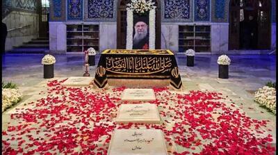  قرائت پیام مقام معظم رهبری بر مرقد رهبر شهید همزمان با هفته دفاع مقدس - مردم سالاری آنلاین