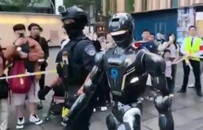  ربات پلیس انسان‌نما به خیابان‌های چین آمد؛ گشت‌زنی T۸۰۰ در کنار افسران مسلح